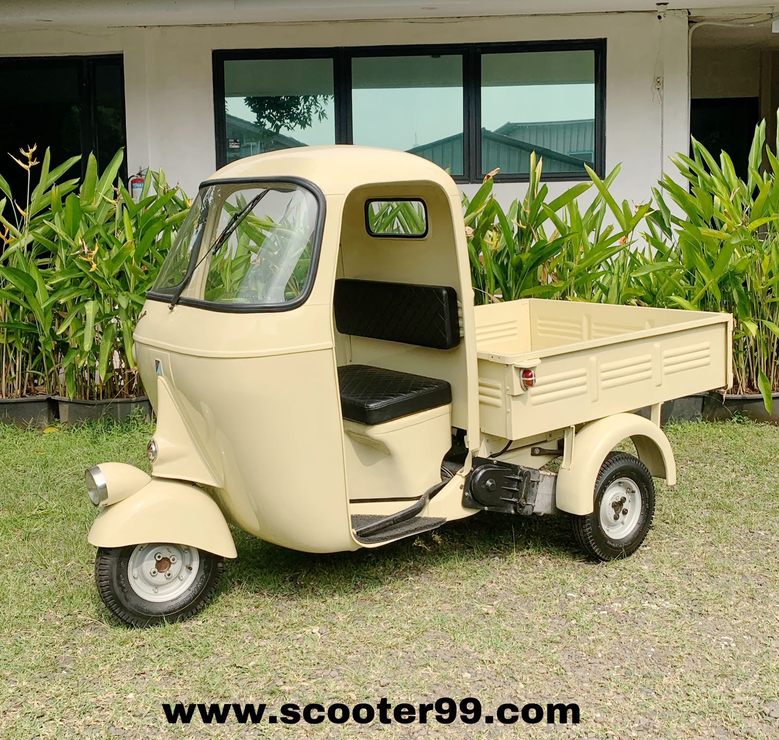 Rear pickup bed of Ape Bajaj Cream Pickup for city delivery
